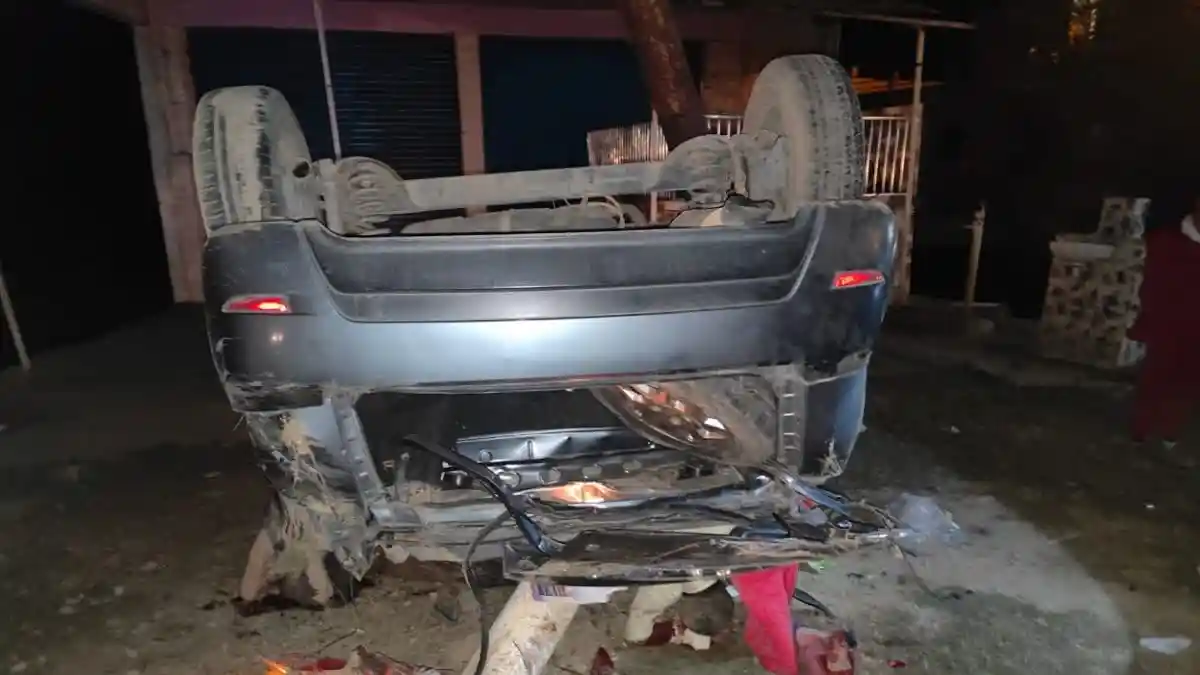 दर्दनाक हादसा; पार्टी कर लौट रहे MBBS छात्रों की कार बिजली के पोल से टकराई, दो की मौत