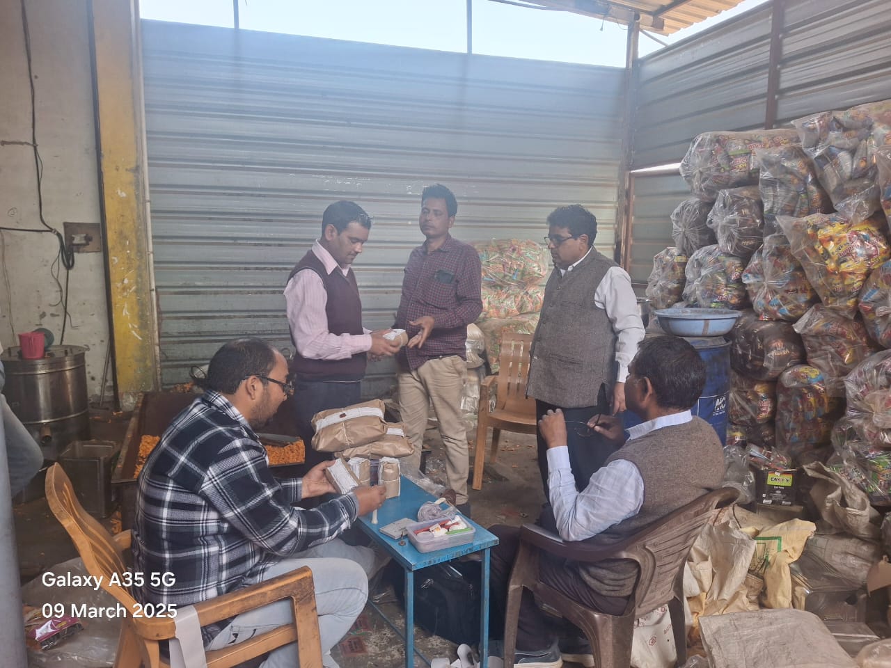 बदायूं में होली के मद्देनजर खाद्य सुरक्षा विभाग ने अभियान चलाकर 13 नमूने जांच लैब को भेजे