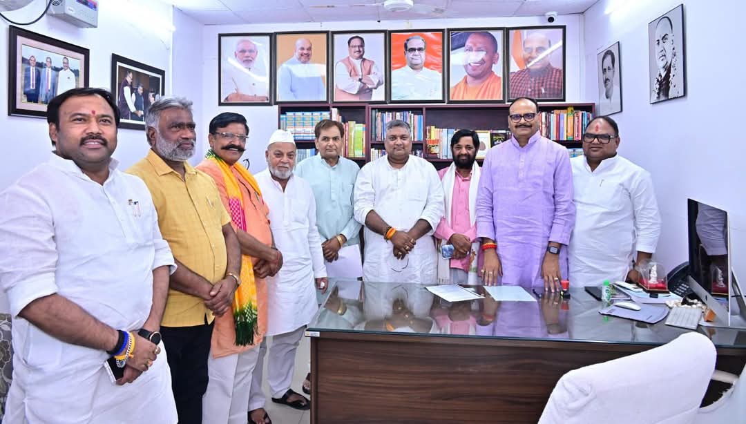 पूर्व विधायक मुस्लिम खां का डिप्टी सीएम समेत भाजपा नेताओं के साथ फोटो वायरल, गर्माई सियासत