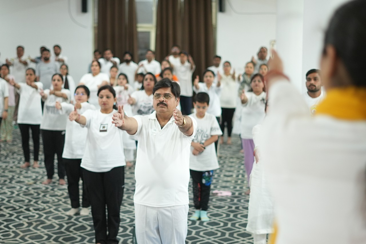 ब्लूमिंगडेल स्कूल में योग शिविर; विश्व योग दिवस पर गिरते स्वास्थ्य के कारण और निवारण पर हुई परिचर्चा