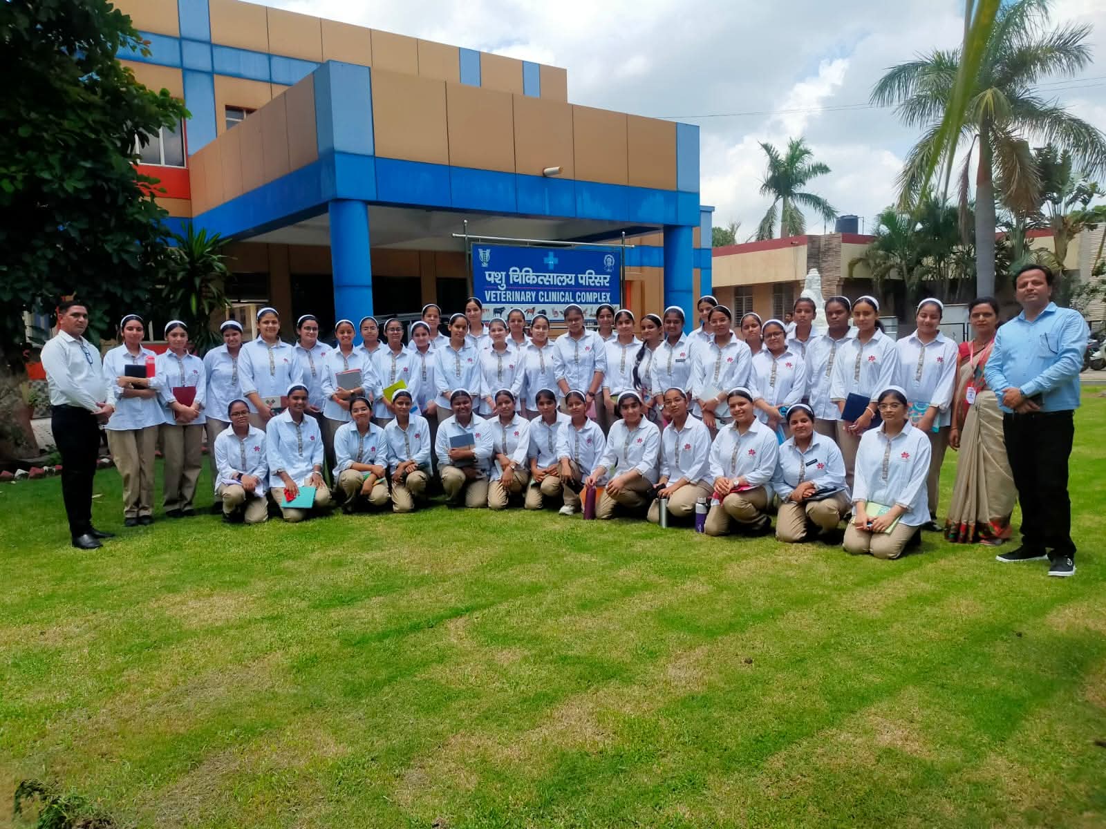 ब्लूमिंगडेल स्कूल के विद्यार्थियों ने भारतीय पशु चिकित्सा अनुसंधान संस्थान का किया शैक्षिक भ्रमण