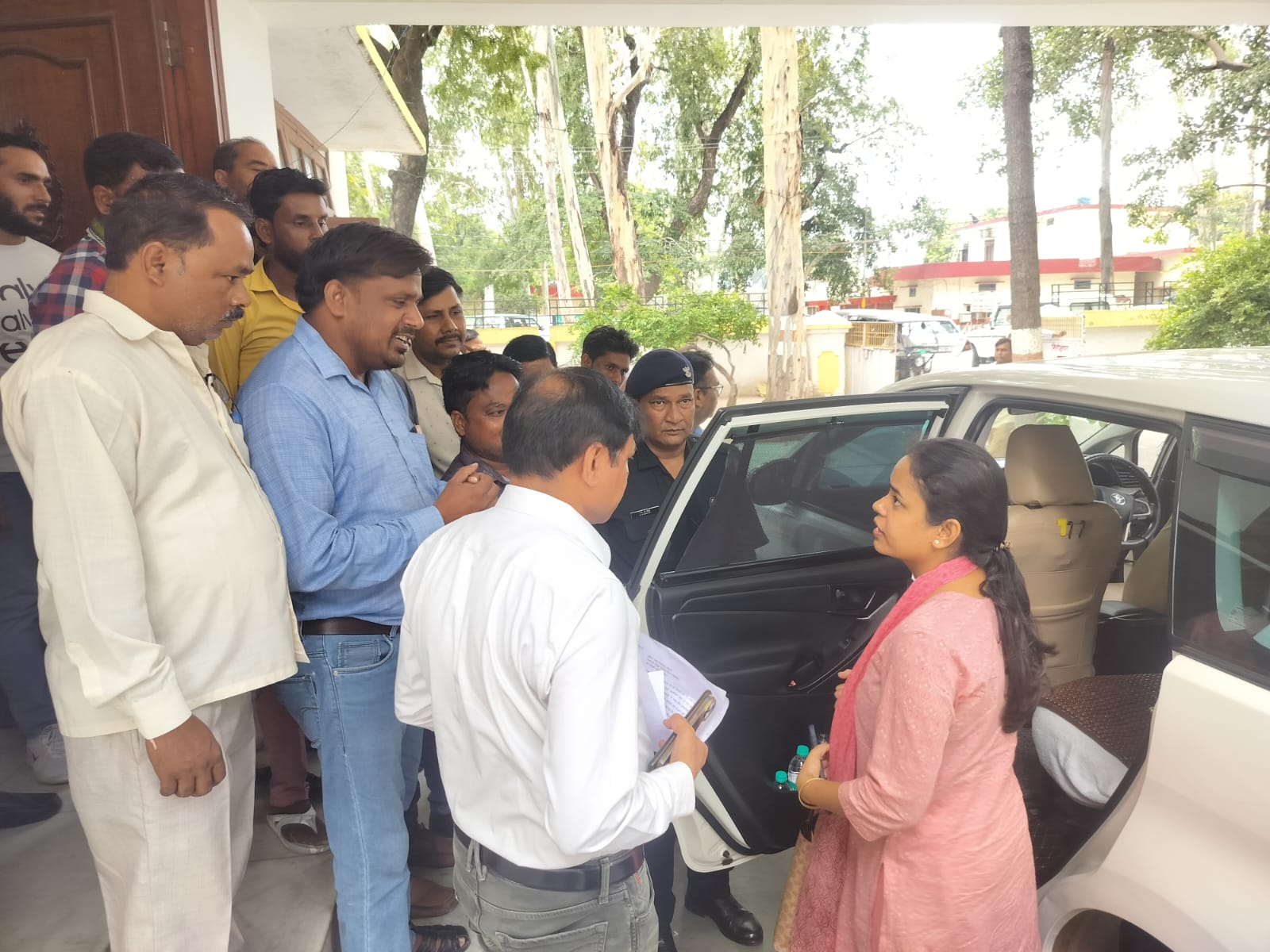 बदायूं पहुंचीं एमडी से मिले विद्युत कर्मी; छंटनी और दो माह से वेतन न मिलने को लेकर हुई वार्ता