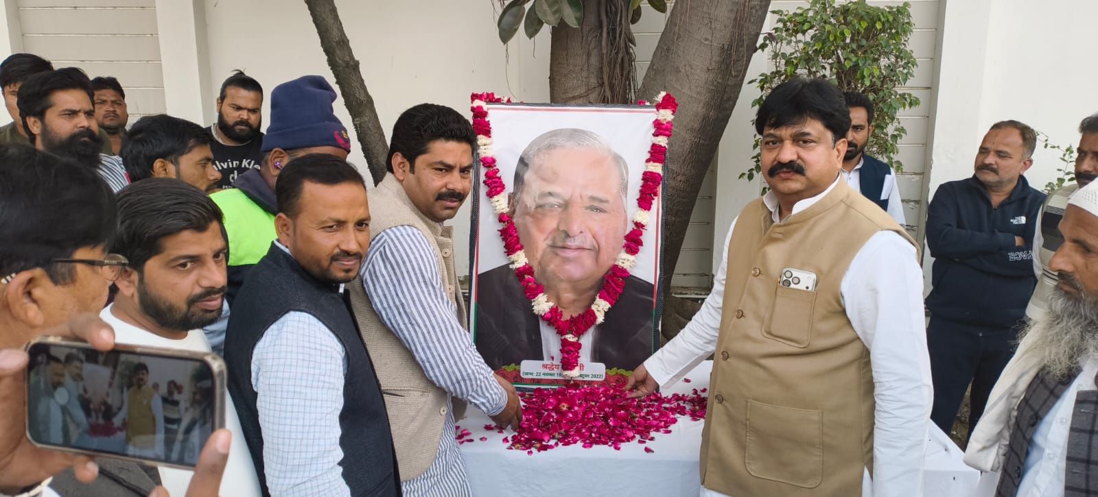 पूर्व मुख्यमंत्री मुलायम सिंह की जयंती पर आबिद रज़ा के आवास पर नेता जी के चित्र पर माल्यार्पण हुआ