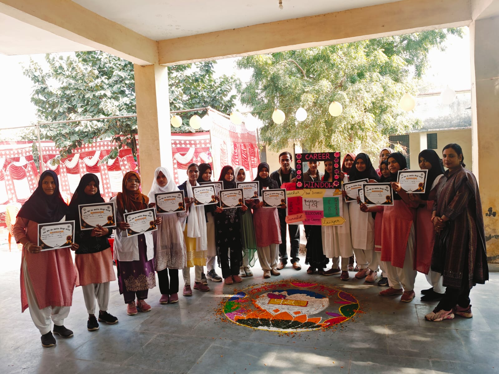सैदपुर के राजकीय कन्या इंटर कॉलेज में करियर गाइडेंस कार्यक्रम, बच्चों ने बनाई रंगोली