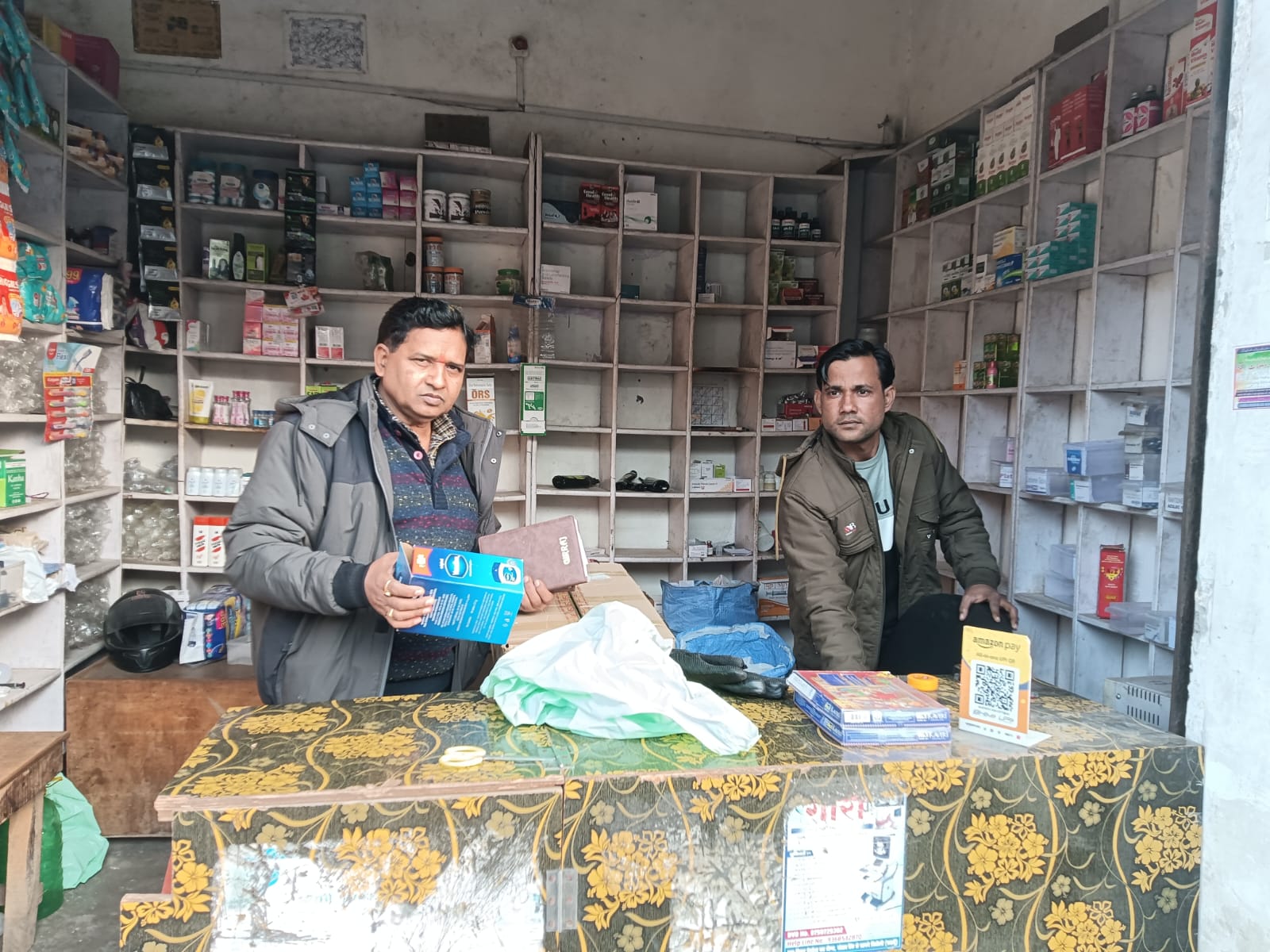 बदायूं में अवैध रूप से संचालित मेडीकल स्टोर पकड़ा, चार संदिग्ध दवाइयों के नमूने लिए