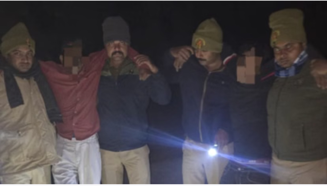 बदायूं में मुठभेड़; 50-50 हजार के इनामी दो गोतस्कर गिरफ्तार, दोनों के पैरों में लगी गोली, एक सिपाही घायल