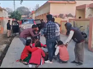 पिकअप की टक्कर से म्याऊं के बाइक सवार की मौत, चालक को भीड़ ने पकड़ा