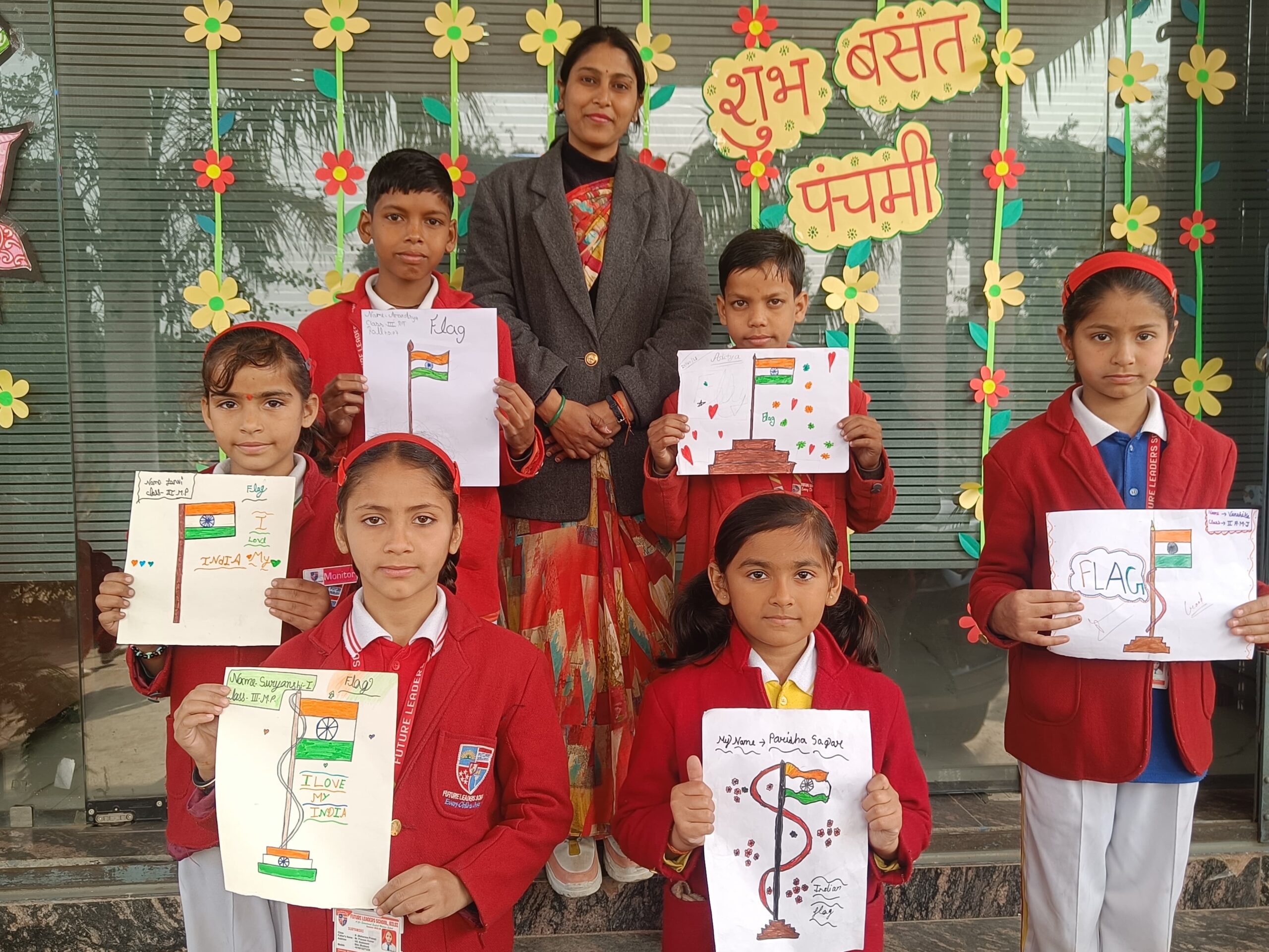 फ्यूचर लीडर्स स्कूल में आयोजित हुई भाषण प्रतियोगिता, नन्हें हाथों ने बनाया तिरंगा