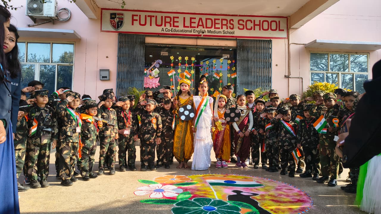 फ्यूचर लीडर्स स्कूल में देशभक्ति के रंगों में सराबोर रहा गणतंत्र दिवस समारोह, ध्वजारोहण हुआ