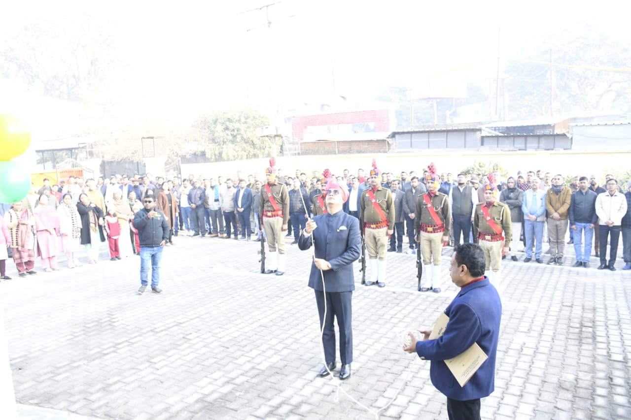 बदायूं जनपद में मनाया गया गणतंत्र दिवस; पुलिस लाइन में पर्यावरण राज्य मंत्री और कलेक्ट्रेट में डीएम ने किया ध्वजारोहण