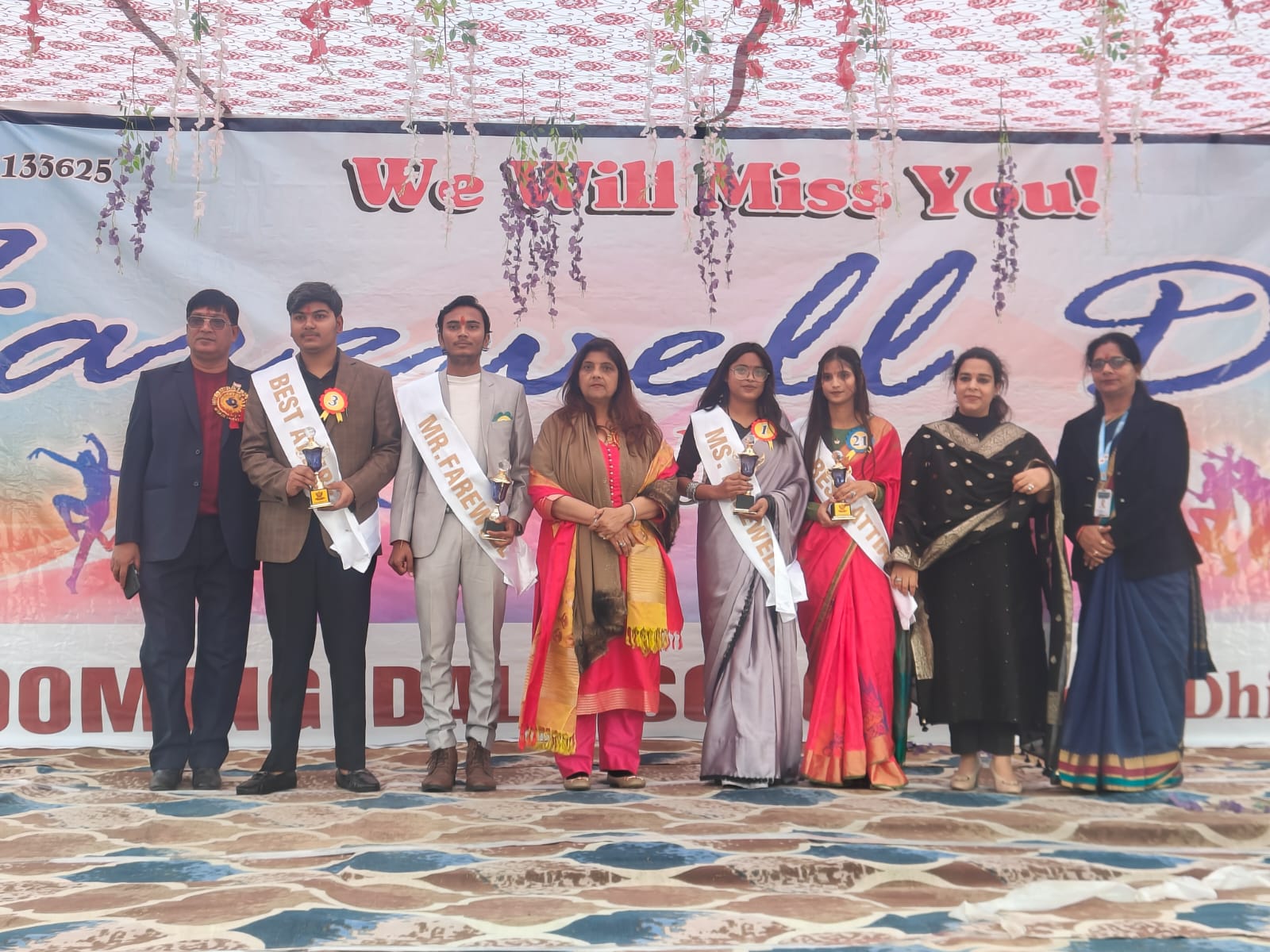 ब्लूमिंगडेल स्कूल दातागंज में जूनियर ने सीनियर को दी बोझिल मन से विदाई