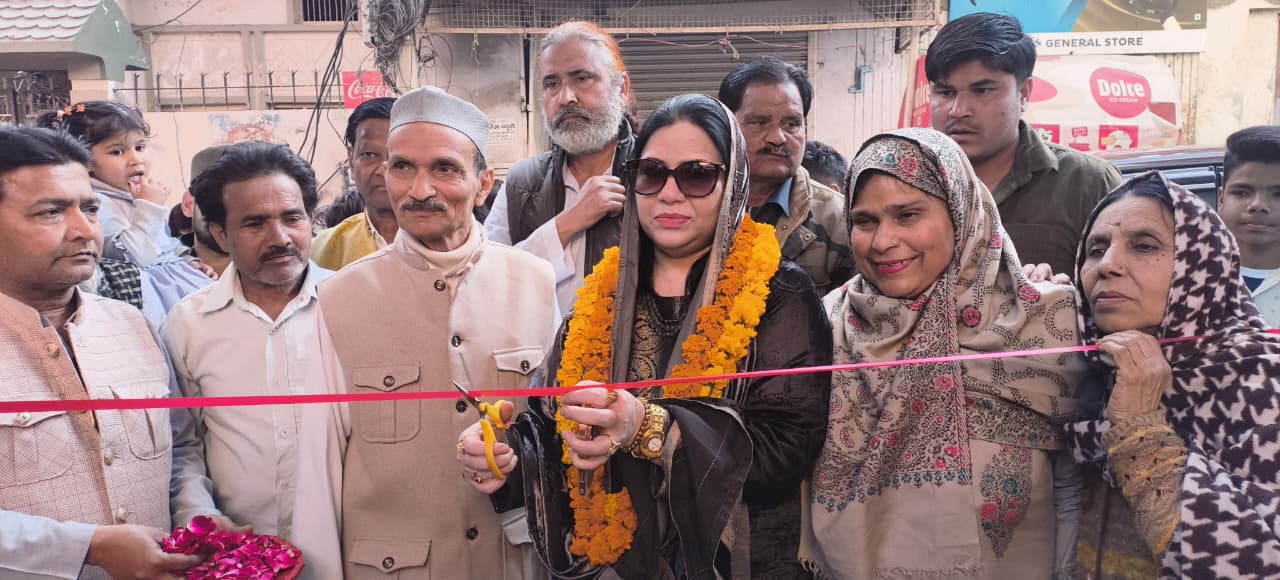 बदायूं पालिकाध्यक्ष फात्मा रज़ा ने सीसी सड़क का फीता काटकर किया उद्घाटन, कहा- विकास कार्य होंगे तेज
