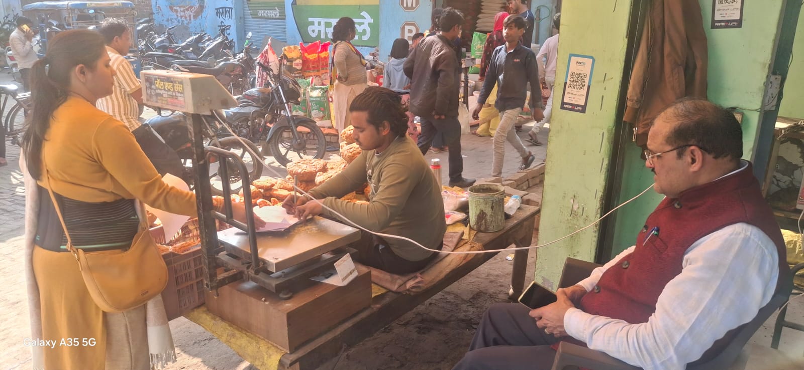 बदायूं में खाद्य सुरक्षा टीम का छापा; चार नमूने जांच को भेजे, साफ सफाई न मिलने पर नोटिस जारी