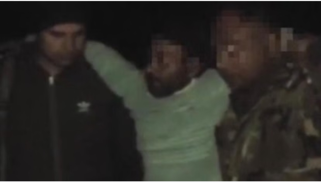 पुलिस और बदमाश के बीच मुठभेड़; पैर में गोली लगने से घायल बदमाश गिरफ्तार, कार और तमंचा बरामद