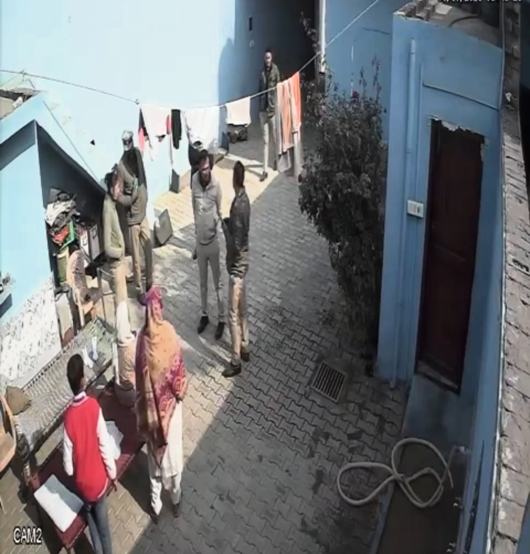 फैजगंज बेहटा पुलिस की एक और गलती; बिना परमिशन गैर जनपद में दी दबिश, महिलाओं को धमकाया