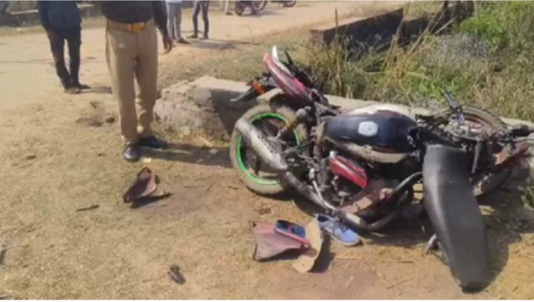 बदायूं सड़क हादसे में 10वीं की परीक्षा देकर लौट रहे छात्र की मौत, दूसरा साथी गंभीर घायल