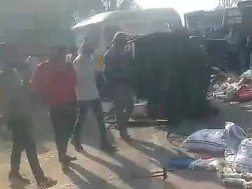 बदायूं में ऑटो सवार युवक की मौत; बस, ऑटो और डीसीएम की हुई टक्कर, चालक फरार