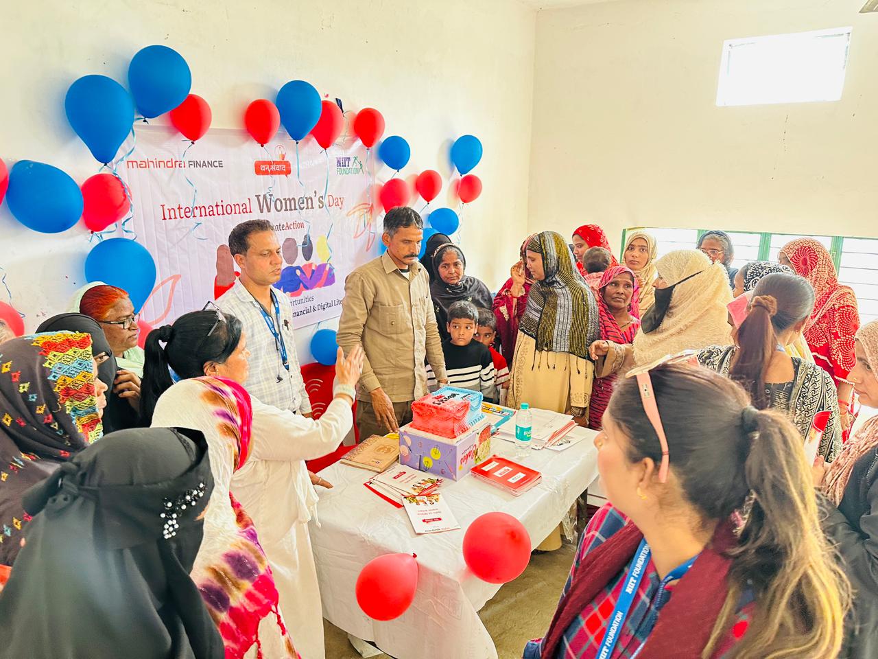 अंतर्राष्ट्रीय महिला दिवस पर RTM सोसाइटी ने दलित महिलाओं के साथ केक काटा