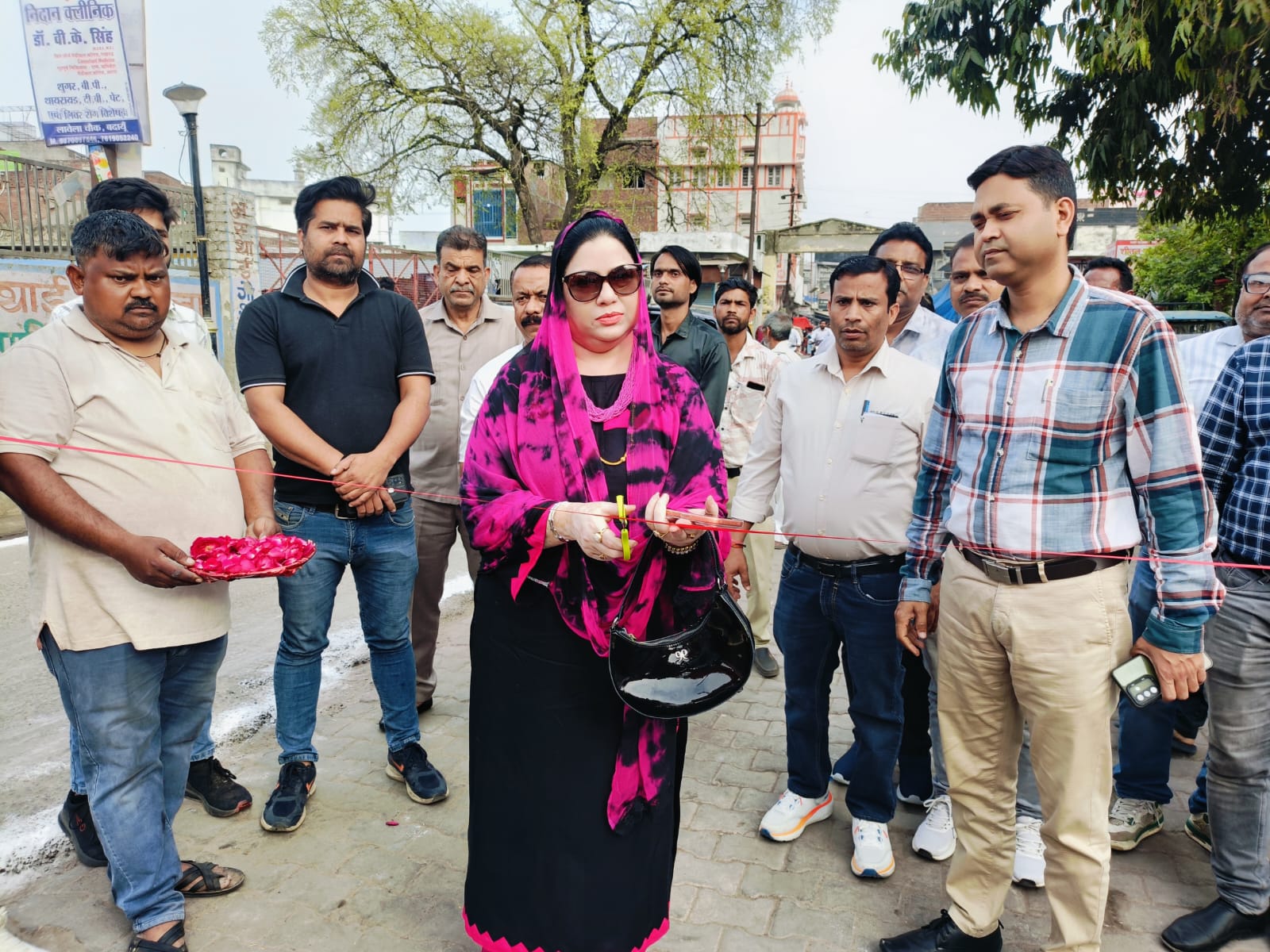 पालिका अध्यक्ष फात्मा रज़ा ने एक JCB, पांच ट्रैक्टरों को हरी झंडी दिखाकर किया रवाना