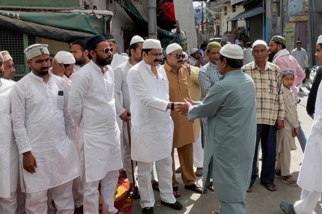 अलविदा के मौके पर पूर्व मंत्री आबिद रज़ा ने नमाजियों को गले मिलकर दी मुबारकबाद