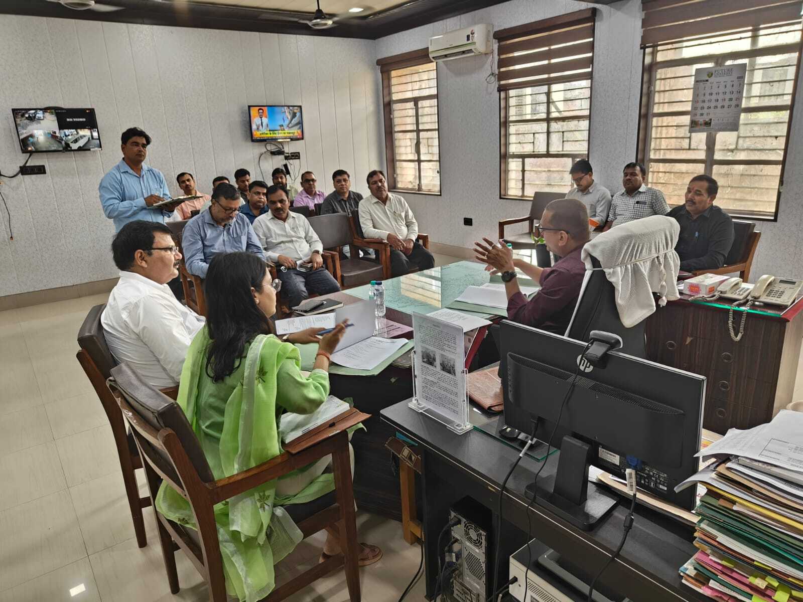 बदायूं की छोटी महावा नदी के पुनरोद्धार को बैठक, अतिक्रमण कारियों को दी चेतावनी