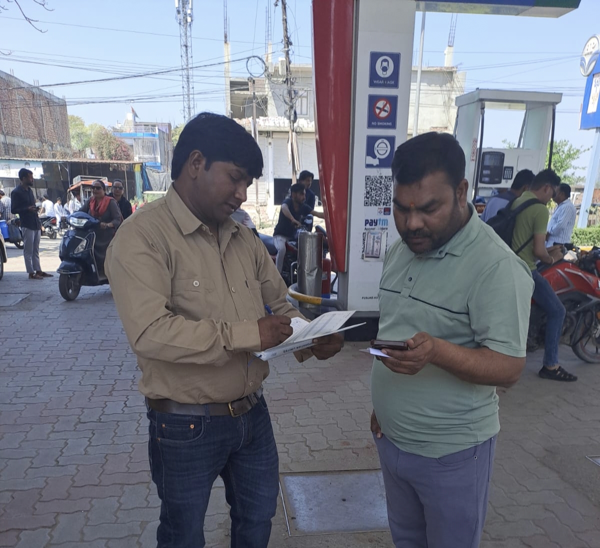 बदायूं में पूर्ति विभाग ने गैस एजेंसी और पेट्रोल पंपों पर चलाया चेकिंग अभियान