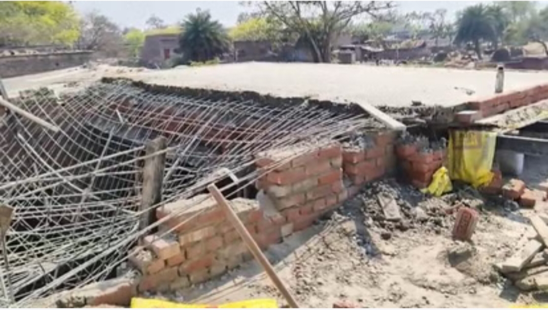 भ्रष्टाचार की बू; विधायक निधि से बन रहे बरातघर का लेंटर गिरा, राजमिस्त्री चोटिल