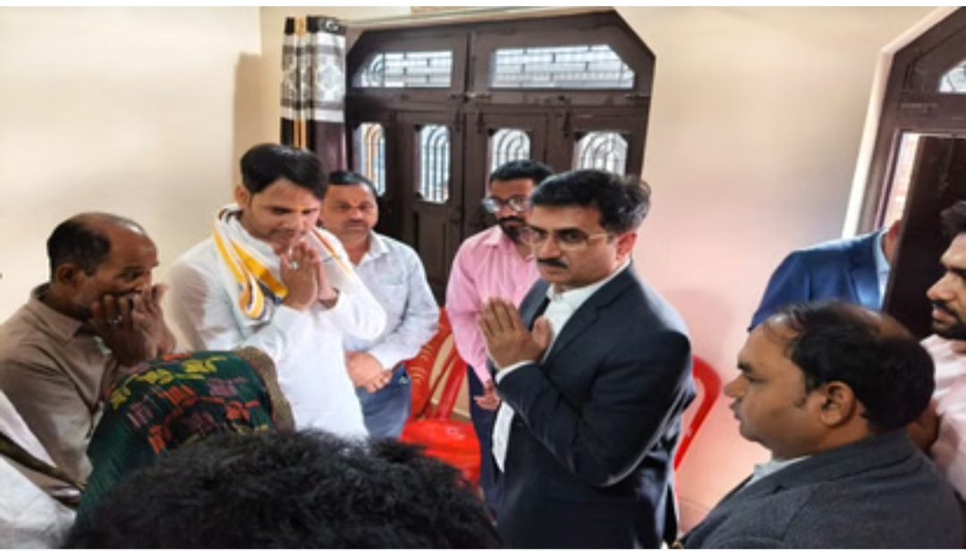 पीलीभीत में हर्षित मिश्रा के घर पहुंचे HPCL के निदेशक; बोले- बदायूं की घटना पर कंपनी गंभीर, जांच शुरू