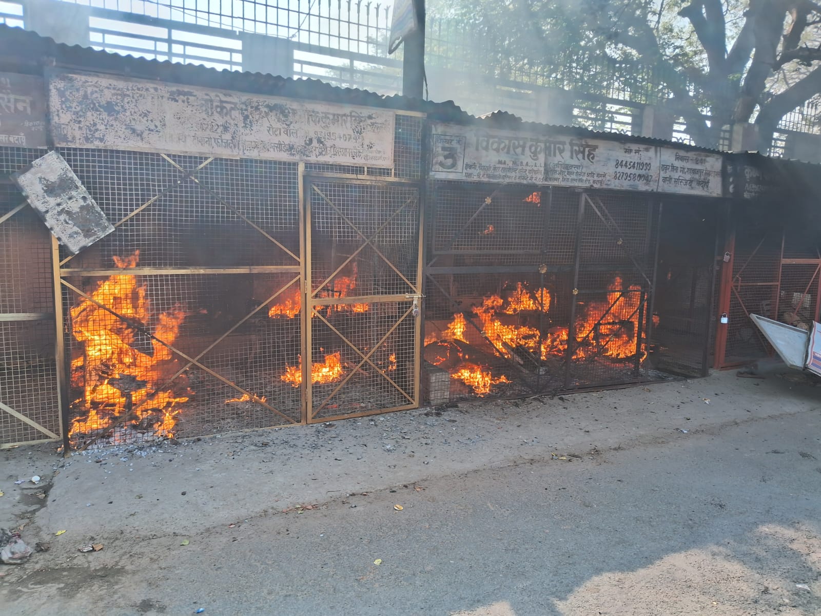 बदायूं जजी परिसर में वकीलों के चेंबर में लगी भयंकर आग, दस्तावेज जले, शॉट सर्किट बना कारण