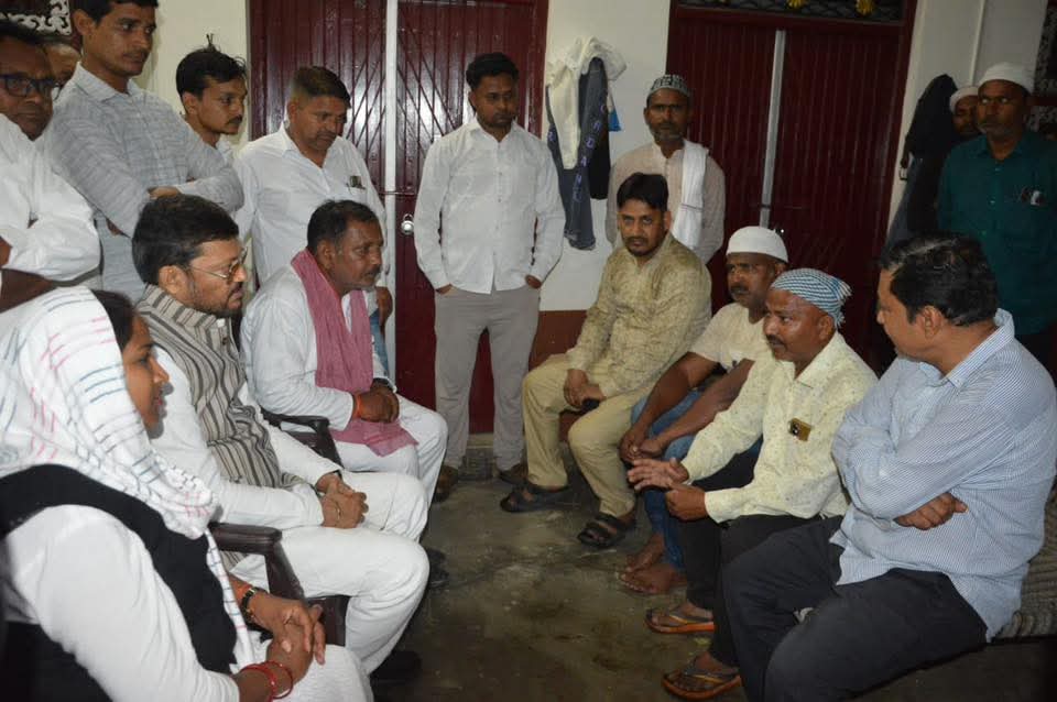 बदायूं बस हादसे में मृतक बारातियों के परिजनों से मिले सांसद नीरज मौर्य