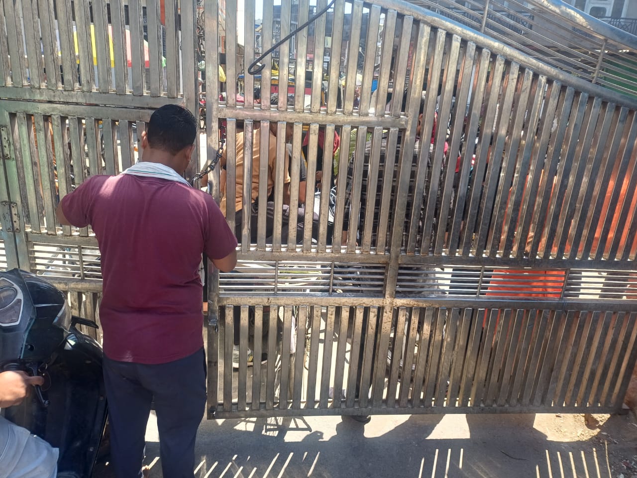 बदायूं पालिका कार्यालय में चेयरमैन का छापा; एई-जेई समेत 22 लेट लतीफ कर्मचारी पकड़े, कटेगा वेतन