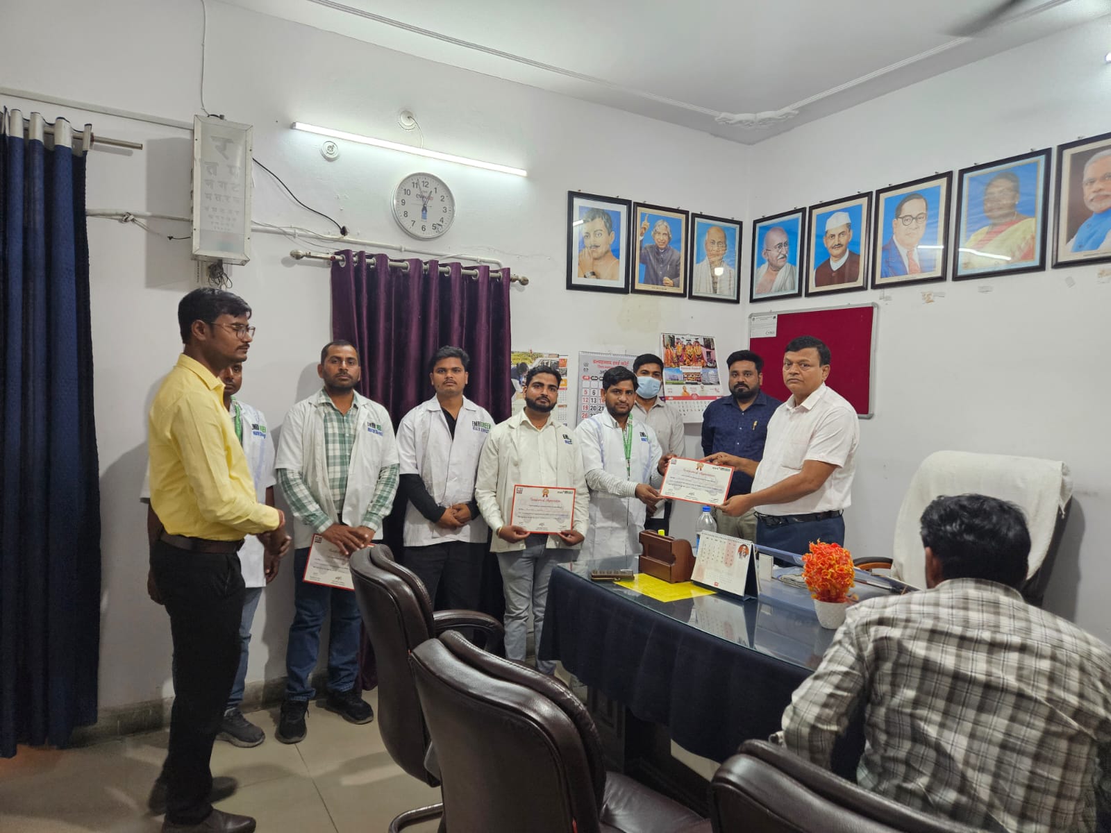 बदायूं में 102 और 108 एंबुलेंस कर्मियों को ईएमटी दिवस पर सीएमओ ने किया सम्मानित