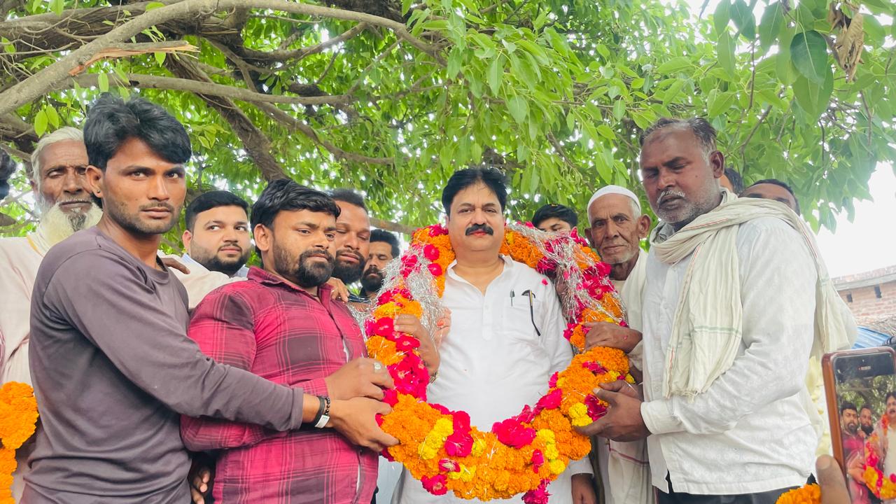 PDA का प्रचार; पूर्व मंत्री आबिद रज़ा का शेखूपुर विधानसभा में फूलों की बारिश से स्वागत