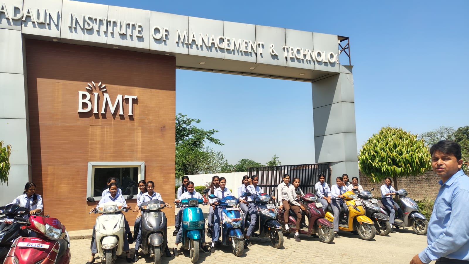 BIMT की छात्राओं ने नारी शक्ति वंदन अधिनियम के तहत स्कूटी रैली में प्रतिभाग किया