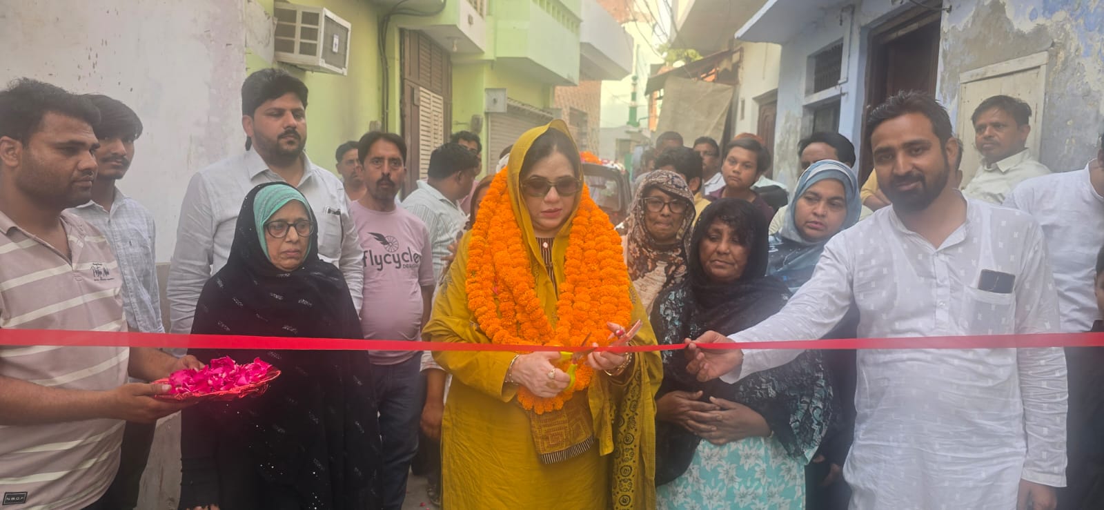 बदायूं में 22.38 लाख की सड़कें-नालियों का पालिकाध्यक्ष फात्मा रज़ा ने किया उद्घाटन