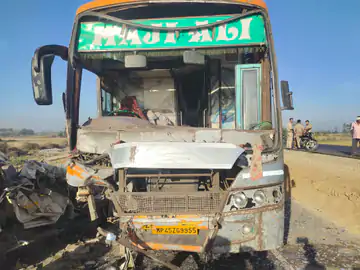 बदायूं में डबल डेकर बस और बोलेरो की भिड़ंत में मृतकों की संख्या तीन हुई, इलाज के दौरान एक ने तोड़ा दम