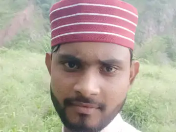 सुरक्षा कवच ने दिया धोखा; बदायूं में भूसा भरी ट्रॉली से भिड़ी बाइक, हेलमेट टूटा.. युवक की मौत