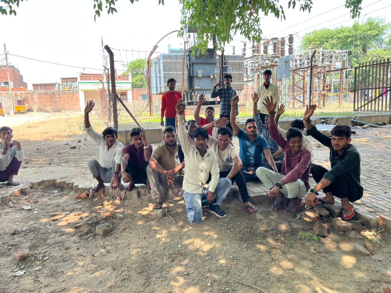 निताई नगला गांव में 20 दिन बाद भी नहीं पहुंची बिजली, ग्रामीणों ने उसहैत उपकेंद्र पर किया प्रदर्शन