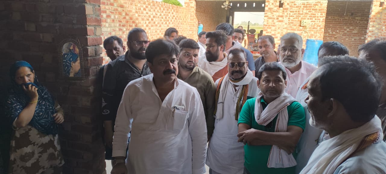 इस्लामनगर डकैती के पीड़ितों से मिले आबिद रज़ा, चोरों की जल्द गिरफ्तारी की मांग
