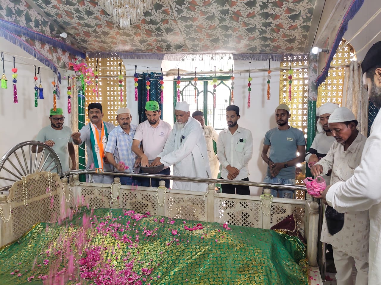 बदायूं की दरगाह सागरताल के सालाना उर्स पर कांग्रेसियों ने चादरपोशी कर दुआ मांगी