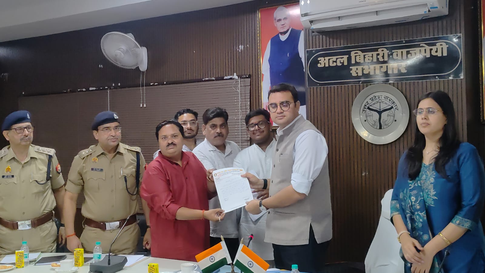 व्यापारियों ने डीएम को सौंपा ज्ञापन; बिजली कटौती पर व्यापार चौपट, आंदोलन की चेतावनी