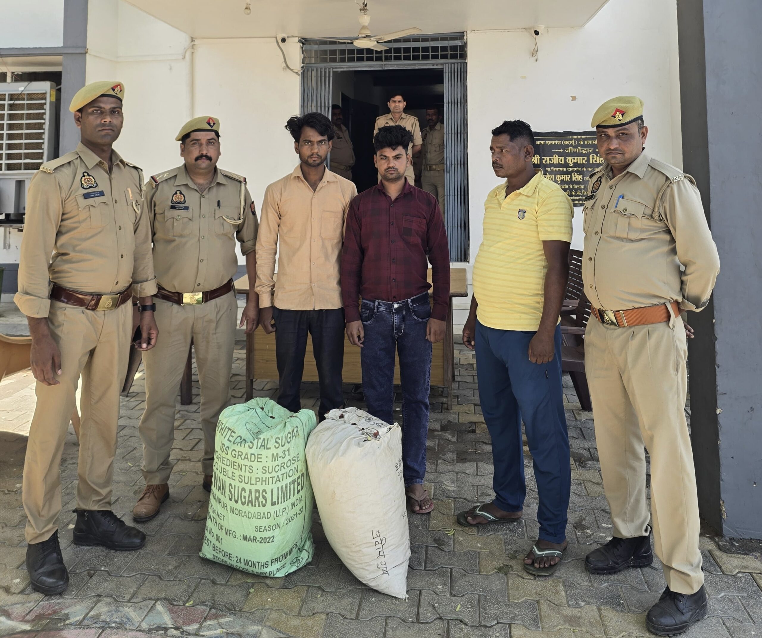 दातागंज पुलिस ने तीन डोडा तस्कर पकड़े, 10.840 किलो डोडा बरामद