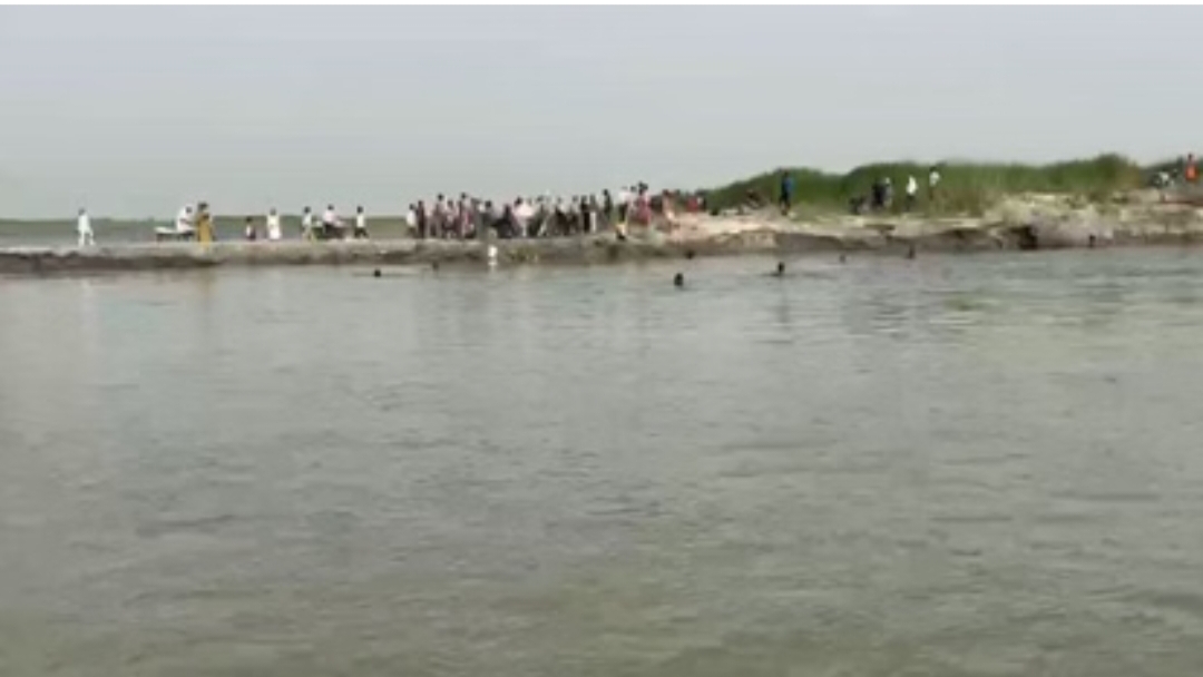 बदायूं में गंगा दशहरा स्नान के दौरान गंगा में बहे 9 श्रद्धालु; एक युवक की मौत, दो लापता, छह बचाए गये