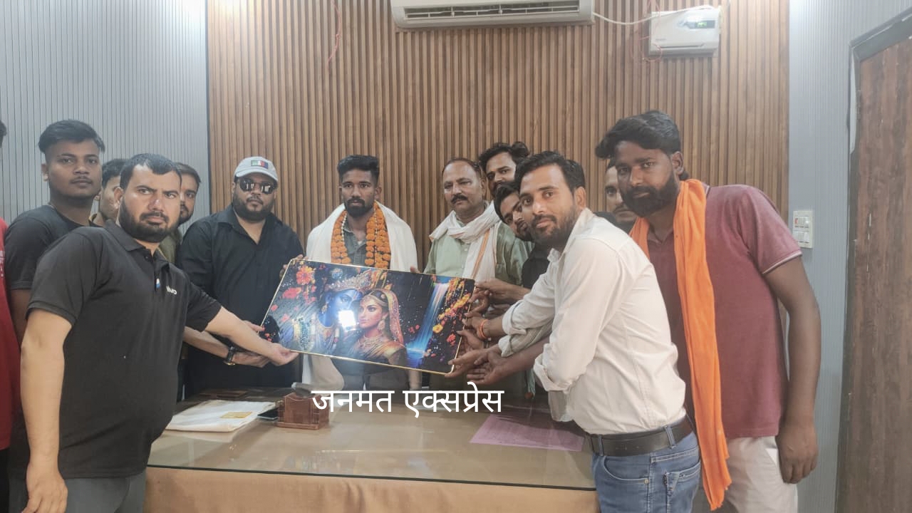 उसहैत के करण सिंह का अग्निवीर में चयन, लोगों ने फूलमालाएं और शॉल ओढ़ाकर किया सम्मानित