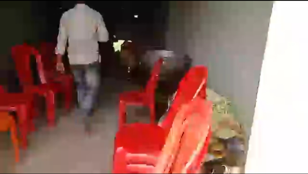 बदायूं में टेंट हाउस में नकब लगाकर घुसे चोर, हजारों रुपये का माल किया चोरी