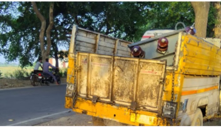 बदायूं में ट्रांसफार्मर लेकर जा रही पिकअप पेड़ से टकराई, चालक की मौत
