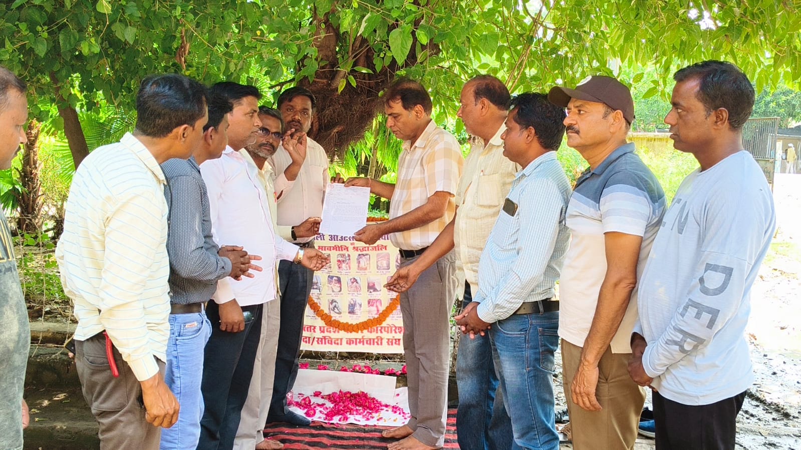 कार्य के दौरान शहीद हुए विद्युत संविदा कर्मियों को दी श्रद्धांजलि, अधीक्षण अभियंता को ज्ञापन सौंपा