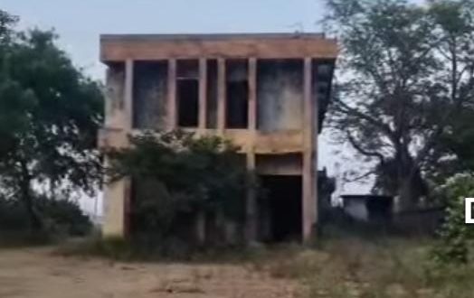 कछला में स्कूल के खंडहर में मिली अज्ञात बुजुर्ग महिला की लाश, शिनाख्त में जुटी पुलिस