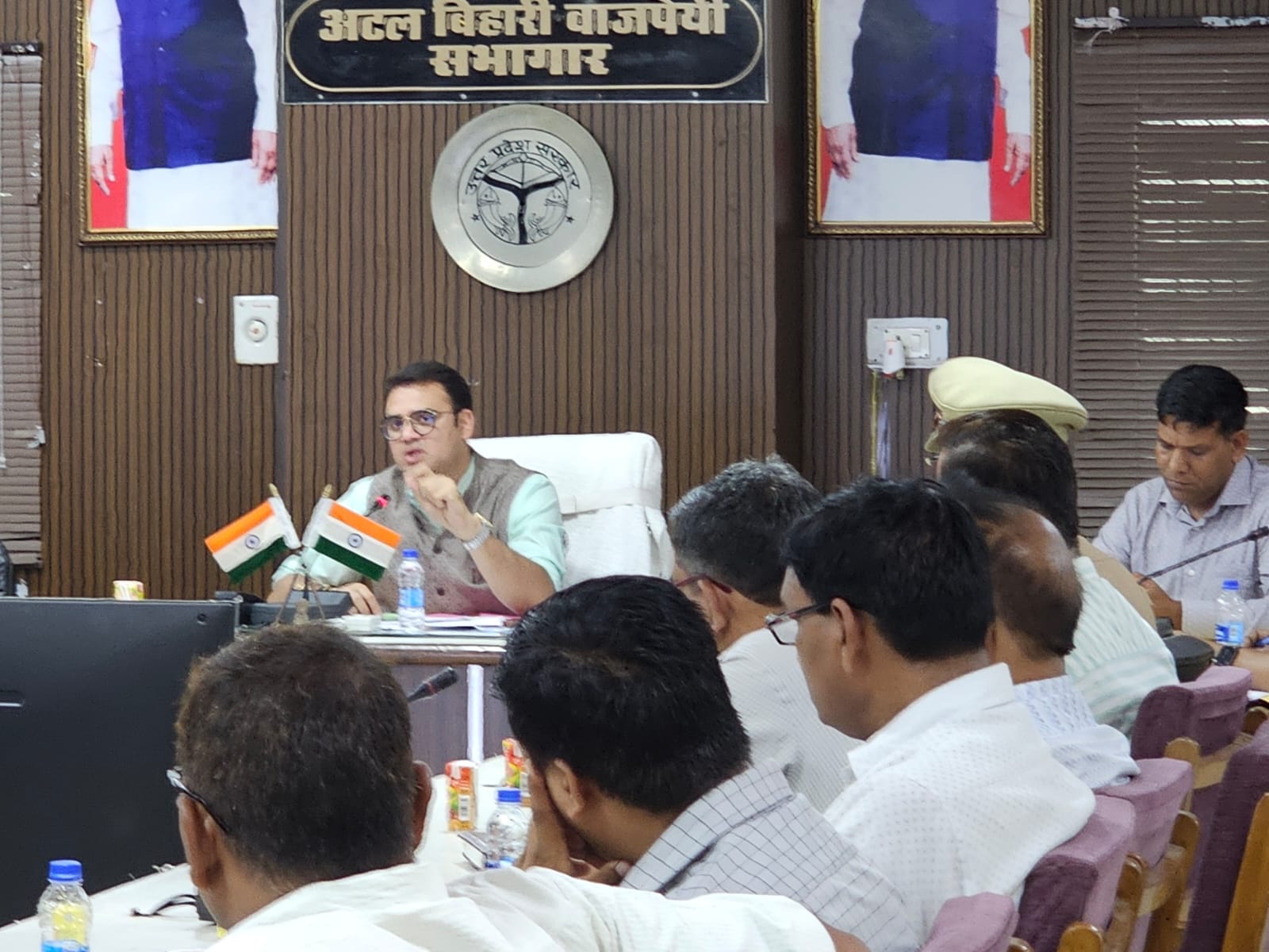 बदायूं में डीएम के निर्देश; स्कूल खुलने से पहले स्कूली वाहनों के प्रपत्र पूर्ण करलें