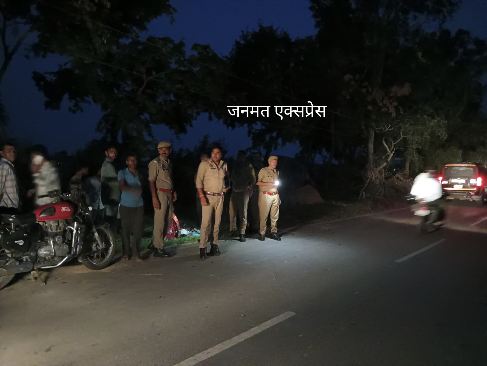 उसहैत-म्याऊं रोड पर दो बाइकों में आमने-सामने की भिड़ंत, बच्चों समेत कई घायल